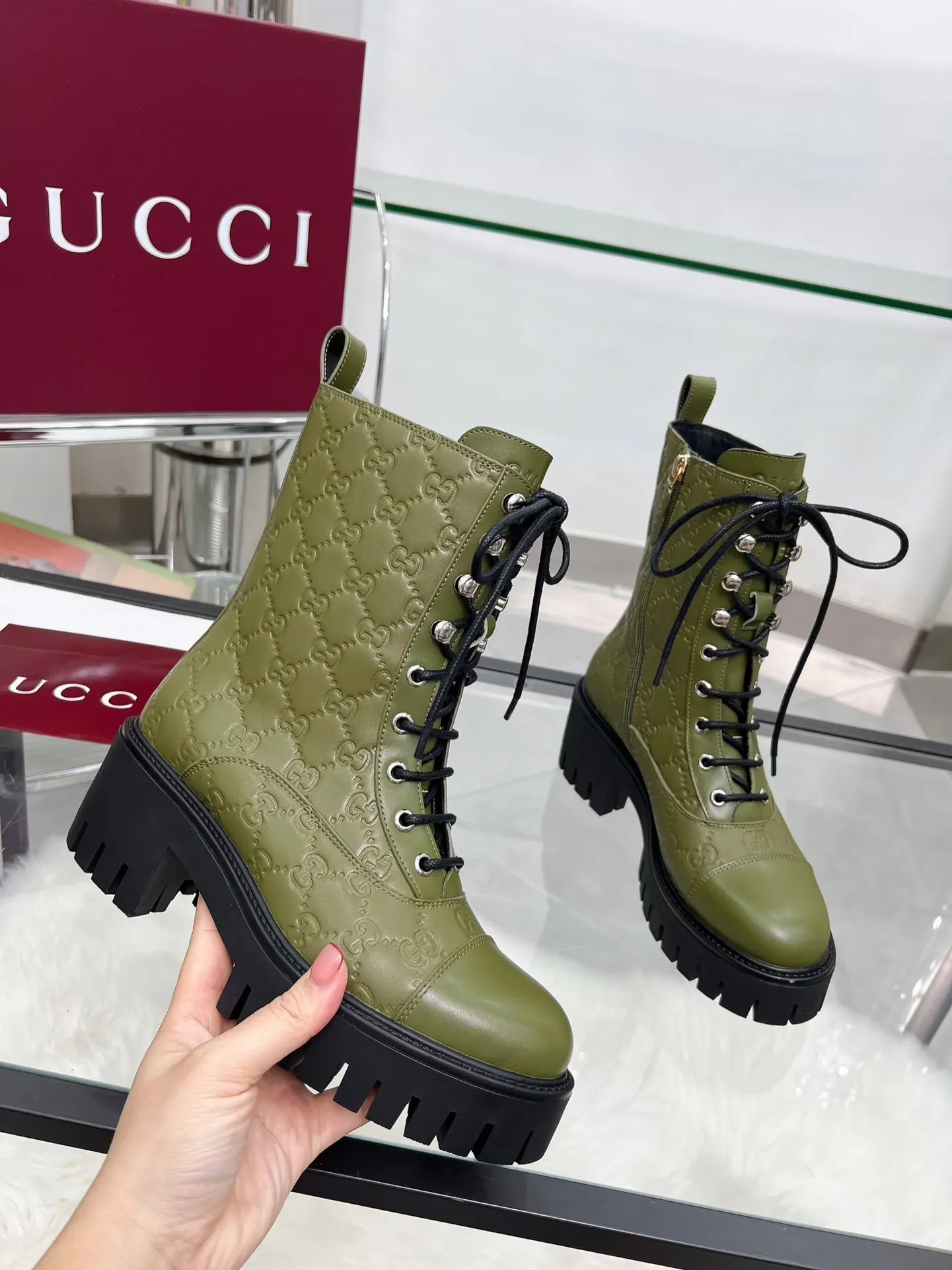 👟👟Ex-factory price 660👟👟 New version of Gucci GUCCI hot sale✅Ankle boots 🎉Very easy to match👍Specially showing retro British style, advanced 3D printing, front Gucci buckle decoration💎LOGO✅ Fabric: imported cowhide🐂 Inner/foot pads: cow lining Color: black green Size: 35-42 {2 heads need to be customized} Heel height: 5cm TPU outsole Packing: Comes with card and cloth bag.